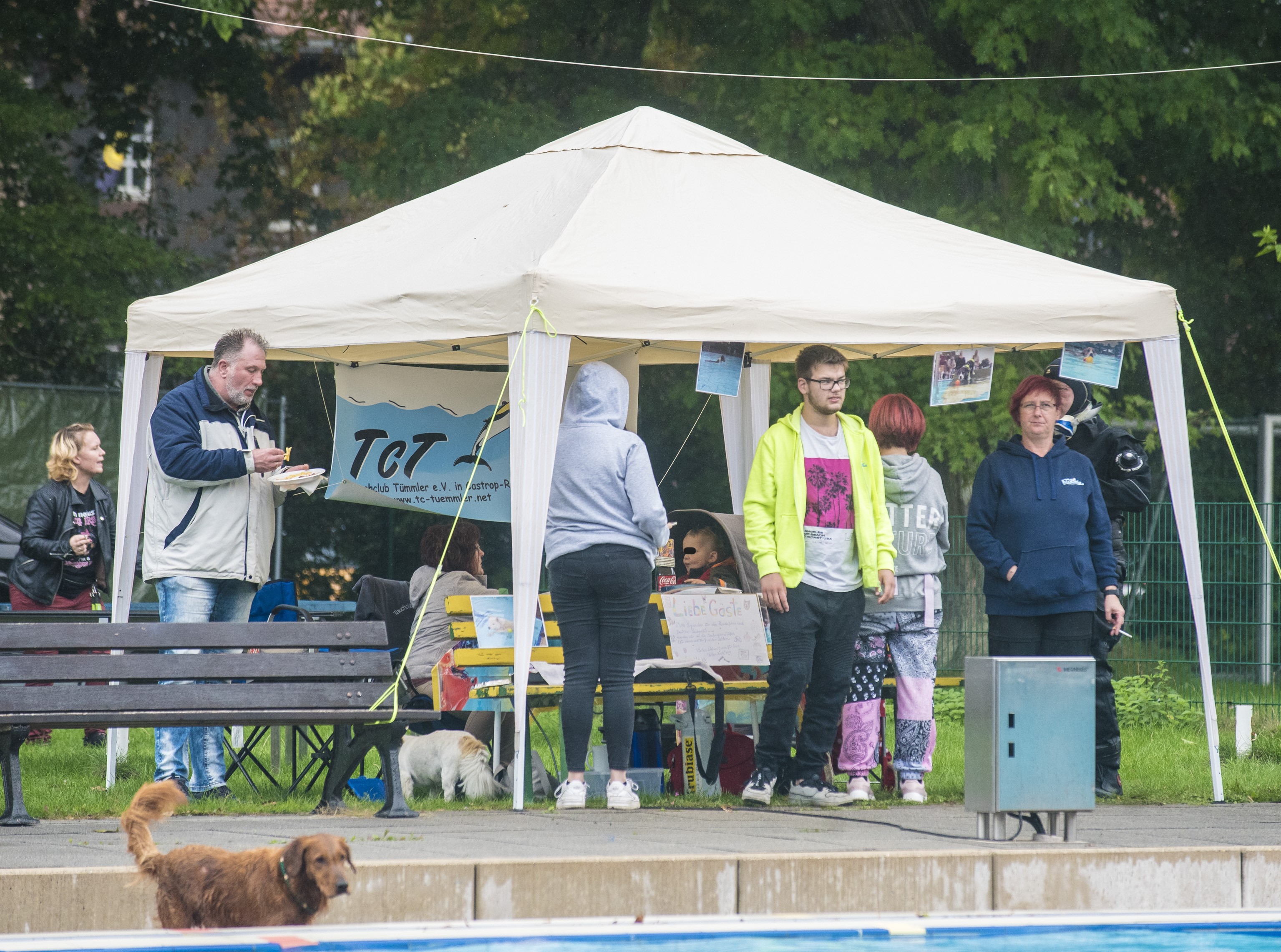 Castrop-Rauxel, Freibad. Hundeschwimmen.   24.09.2022  Foto: Martin Goldhahn